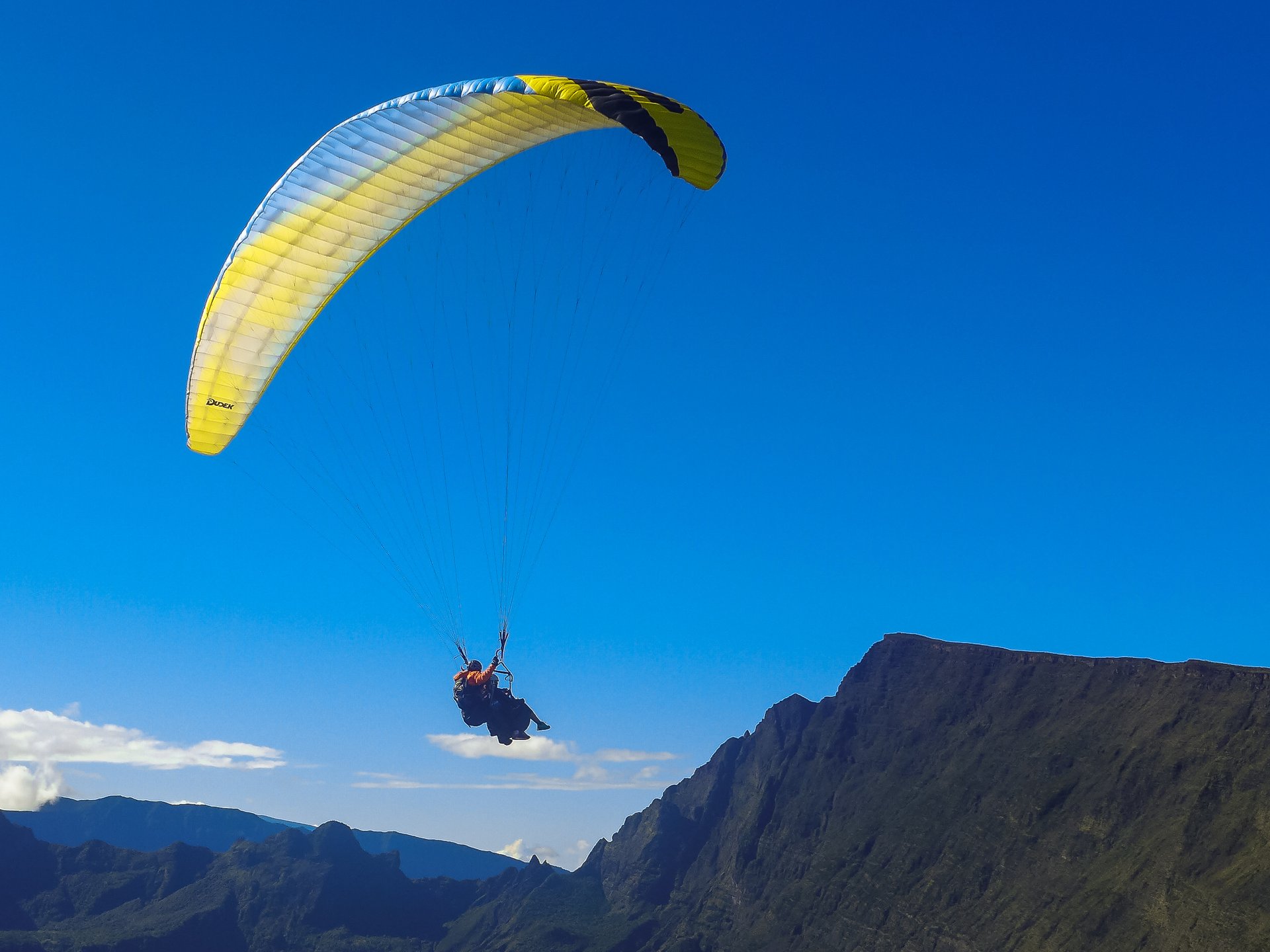 Parapente dans le ciel bleu de l'île de la Réunion, au sommet du Maido