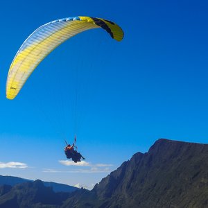 Parapente dans le ciel bleu de l'île de la Réunion, au sommet du Maido