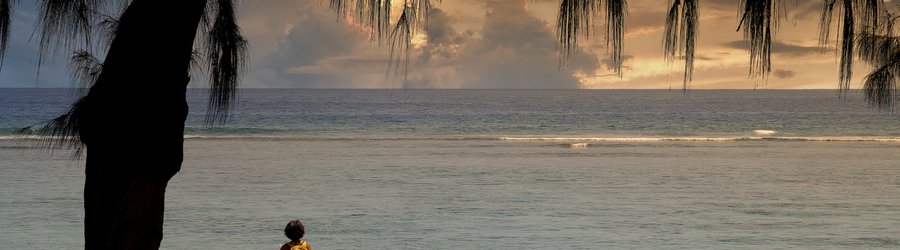 Couché de soleil sur une plage de l'île de la Réunion