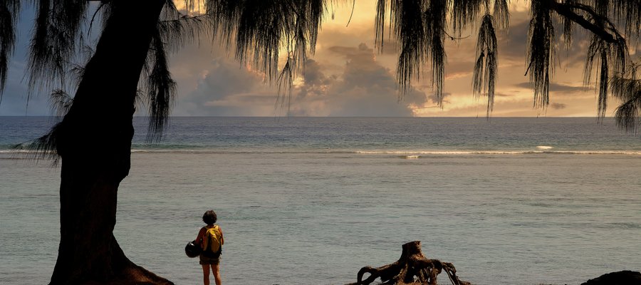 Couché de soleil sur une plage de l'île de la Réunion