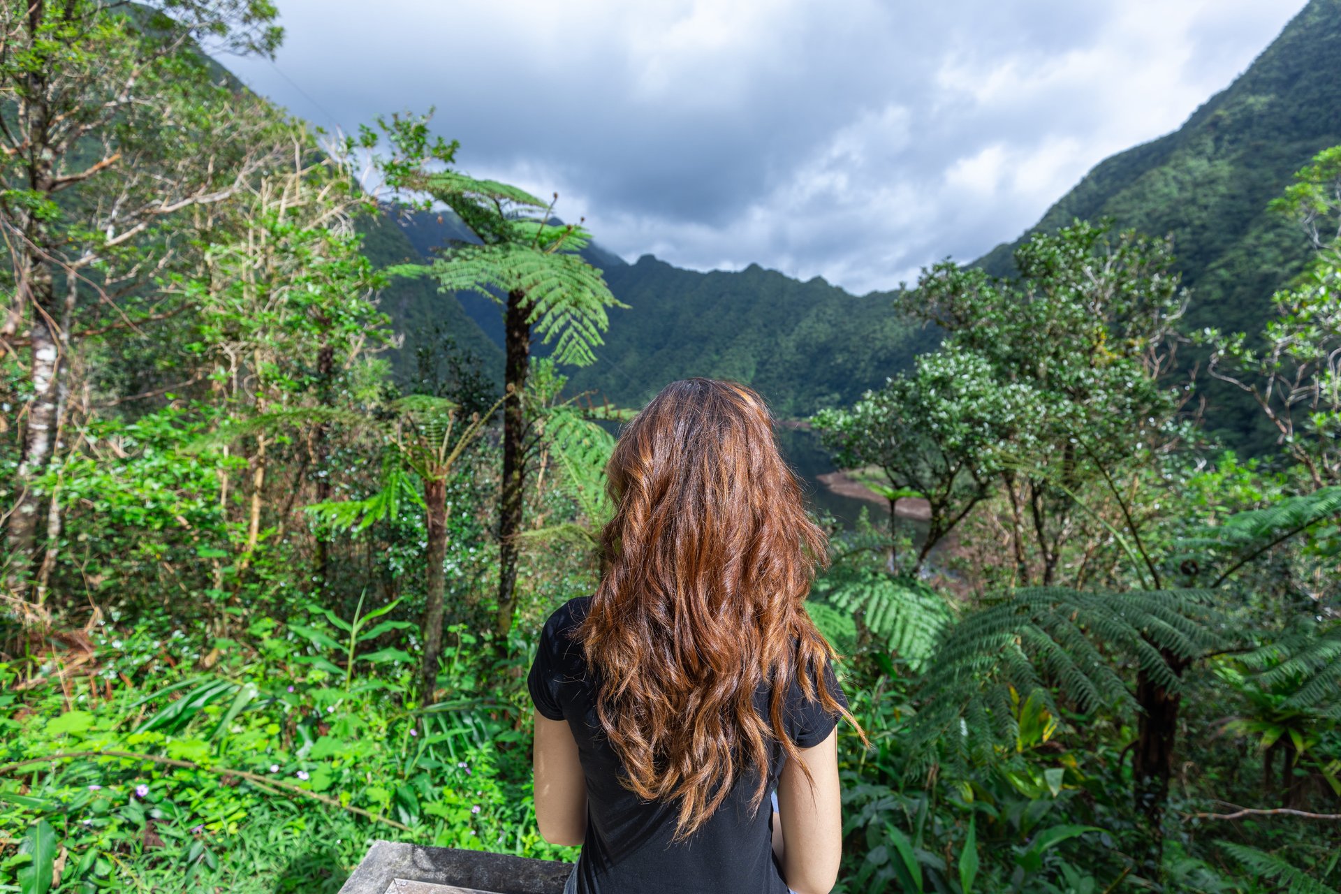 Une fille observant le Grand Étang à Saint Benoît, île de la Réunion