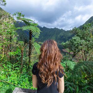 Une fille observant le Grand Étang à Saint Benoît, île de la Réunion