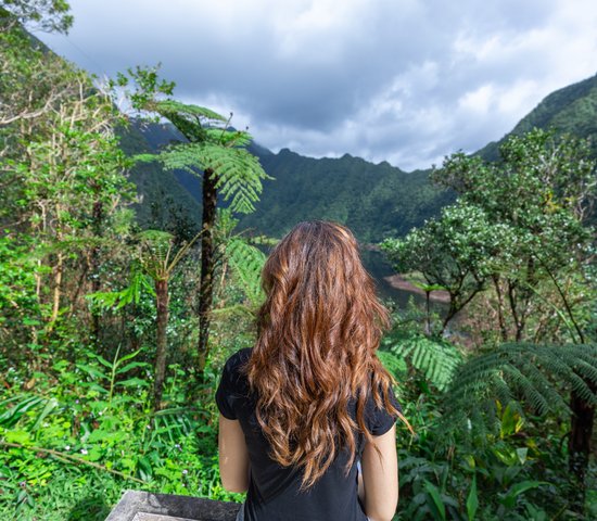 Une fille observant le Grand Étang à Saint Benoît, île de la Réunion