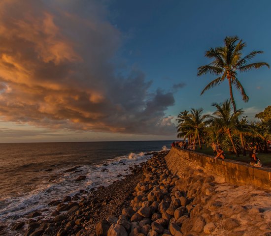 Coucher de soleil à Barachois, route côtière de la ville de Saint Denis, île de la Réunion