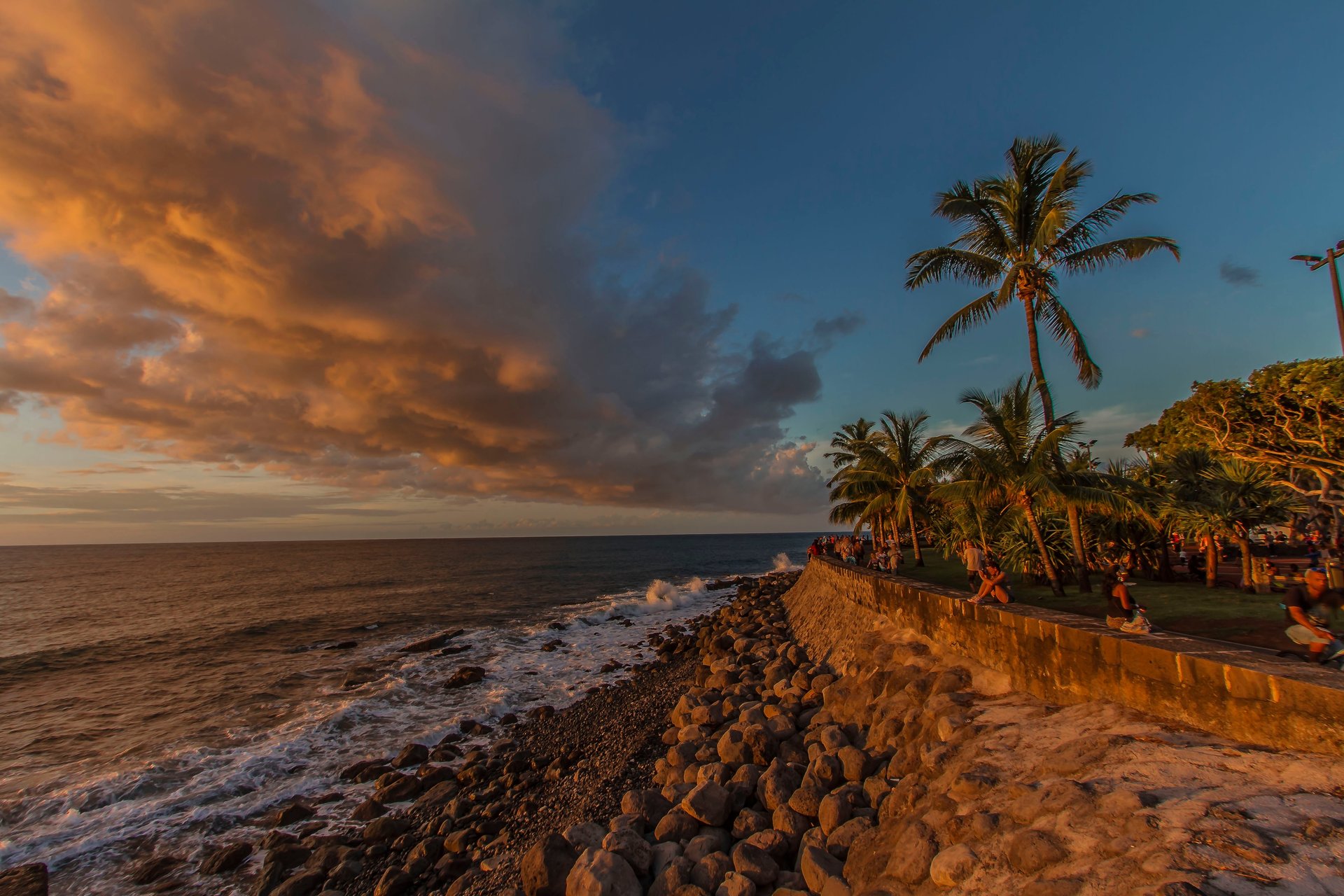 Coucher de soleil à Barachois, route côtière de la ville de Saint Denis, Île de la Réunion