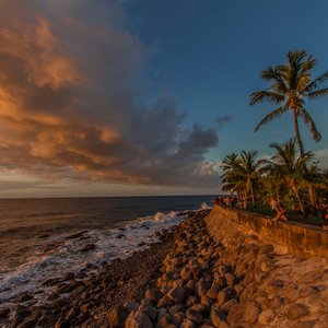 Coucher de soleil à Barachois, route côtière de la ville de Saint Denis, Île de la Réunion