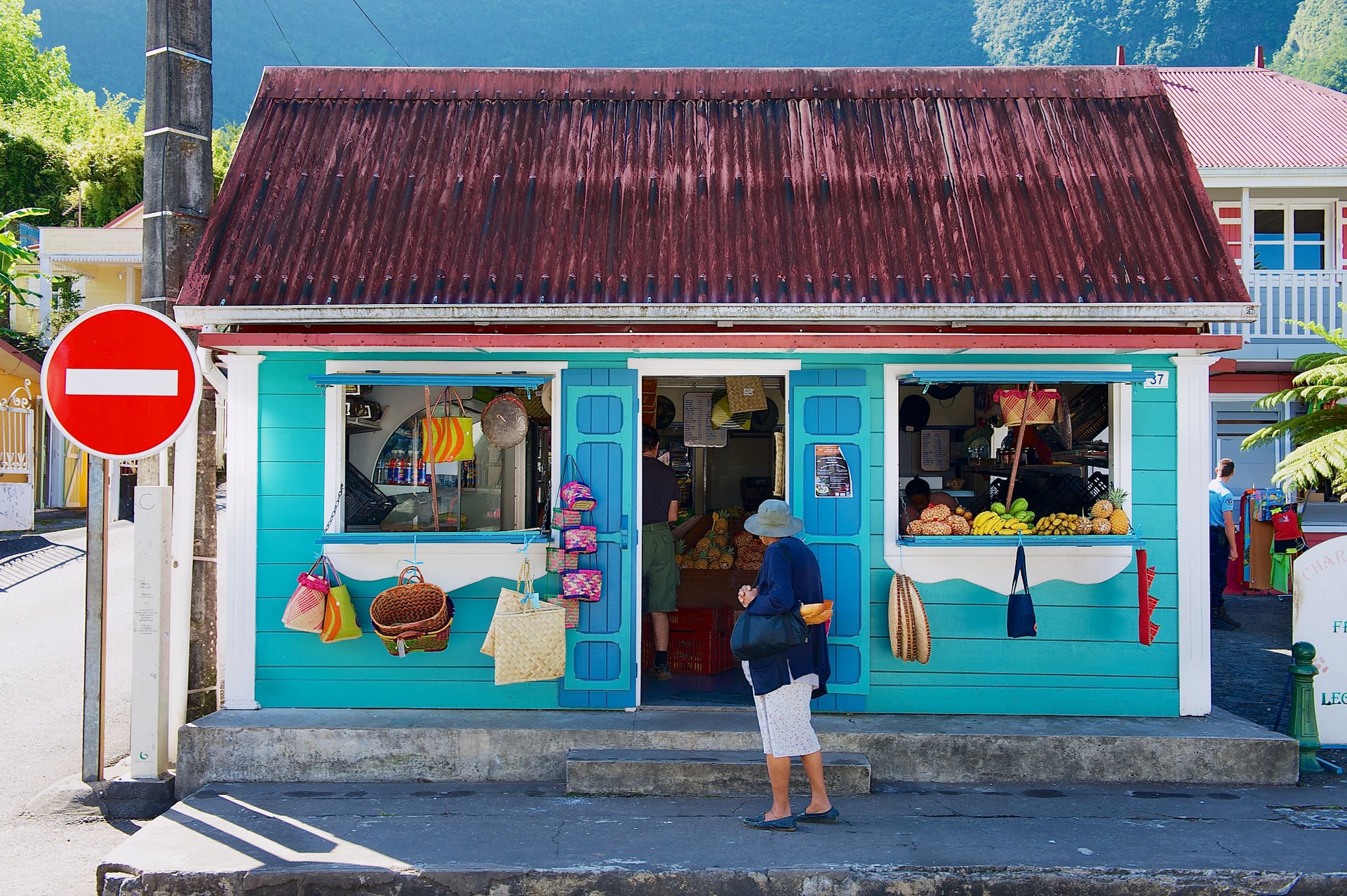 Un homme devant une épicerie, Saint Denis, Ile de la Réunion