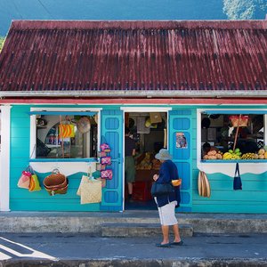 Un homme devant une épicerie, Saint Denis, Ile de la Réunion
