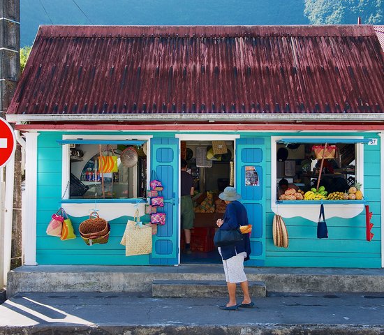 Un homme devant une épicerie, Saint Denis, Ile de la Réunion