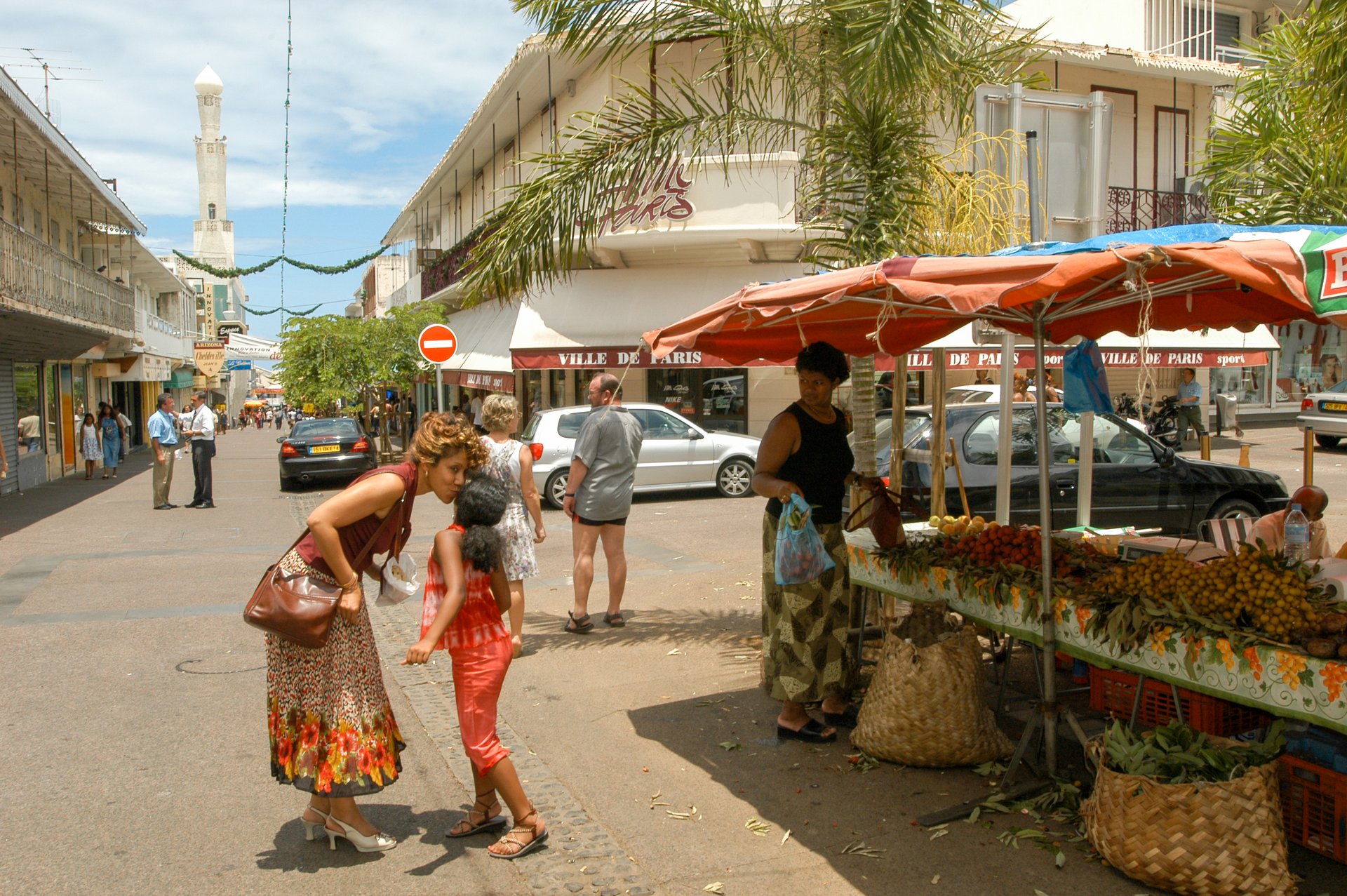 personnes marchant dans la rue piétonne du centre de Saint Denis à l'île de la Réunion en France