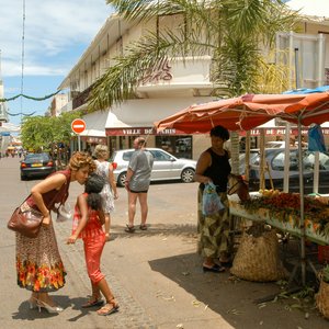 personnes marchant dans la rue piétonne du centre de Saint Denis à l'île de la Réunion en France