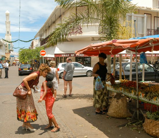 personnes marchant dans la rue piétonne du centre de Saint Denis à l'île de la Réunion en France