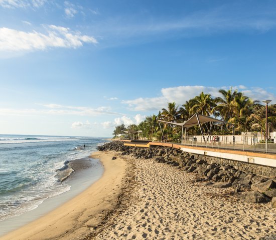 Coucher du soleil sur la plage de Saint Gilles les Bains, célèbre station balnéaire de l'île de la Réunion