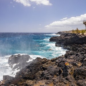 Bord de mer de l'île de la Réunion près du Souffleur, un geyser naturel de Piton Saint Leu