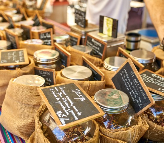 Thé exotiques sur le marché de Saint Pierre, Ile de la Réunion