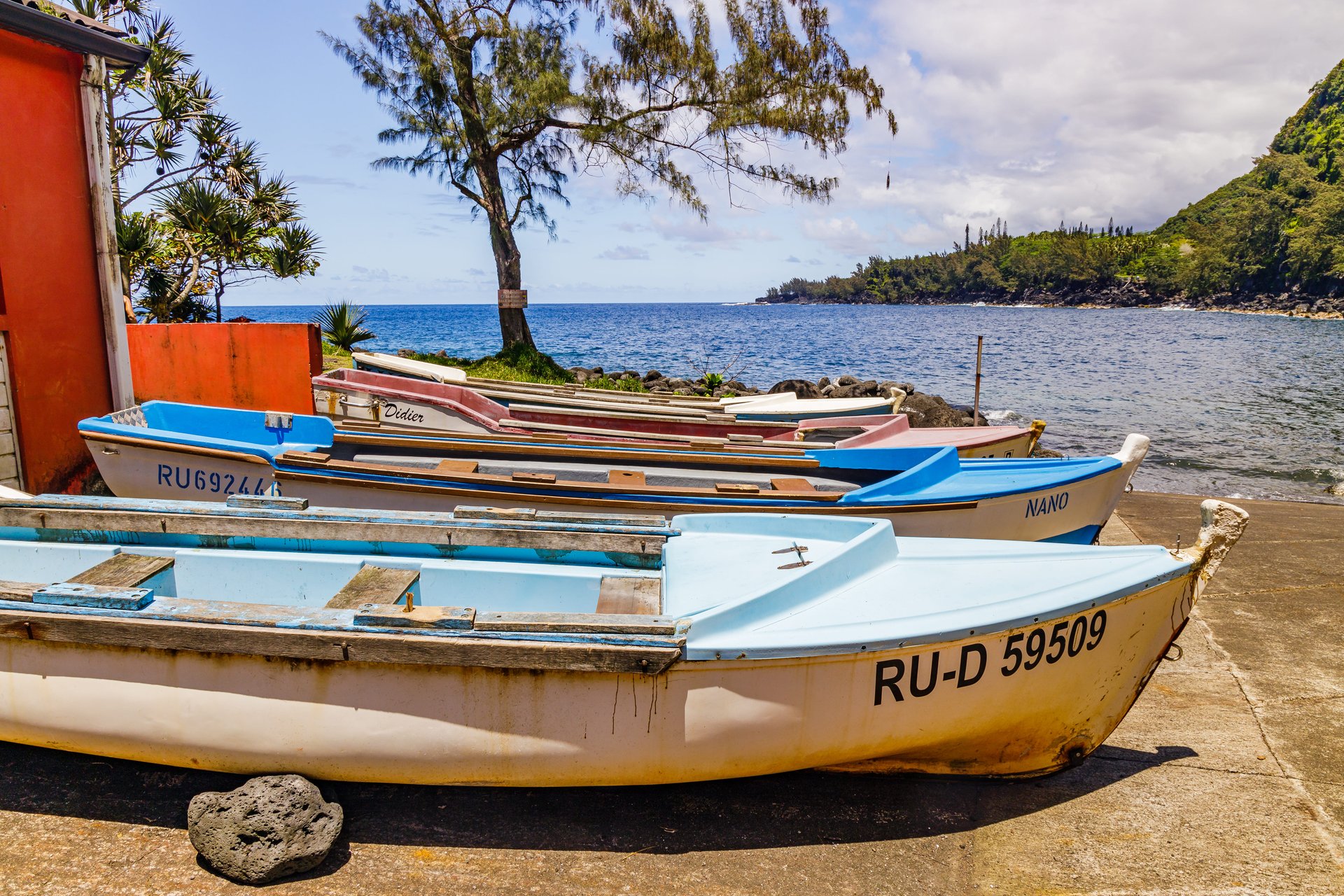 Bateaux sur la plage de Saint Rose, île de la Réunion