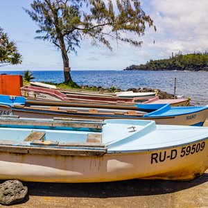 Bateaux sur la plage de Saint Rose, île de la Réunion
