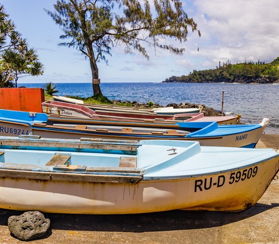 Bateaux sur la plage de Saint Rose, île de la Réunion