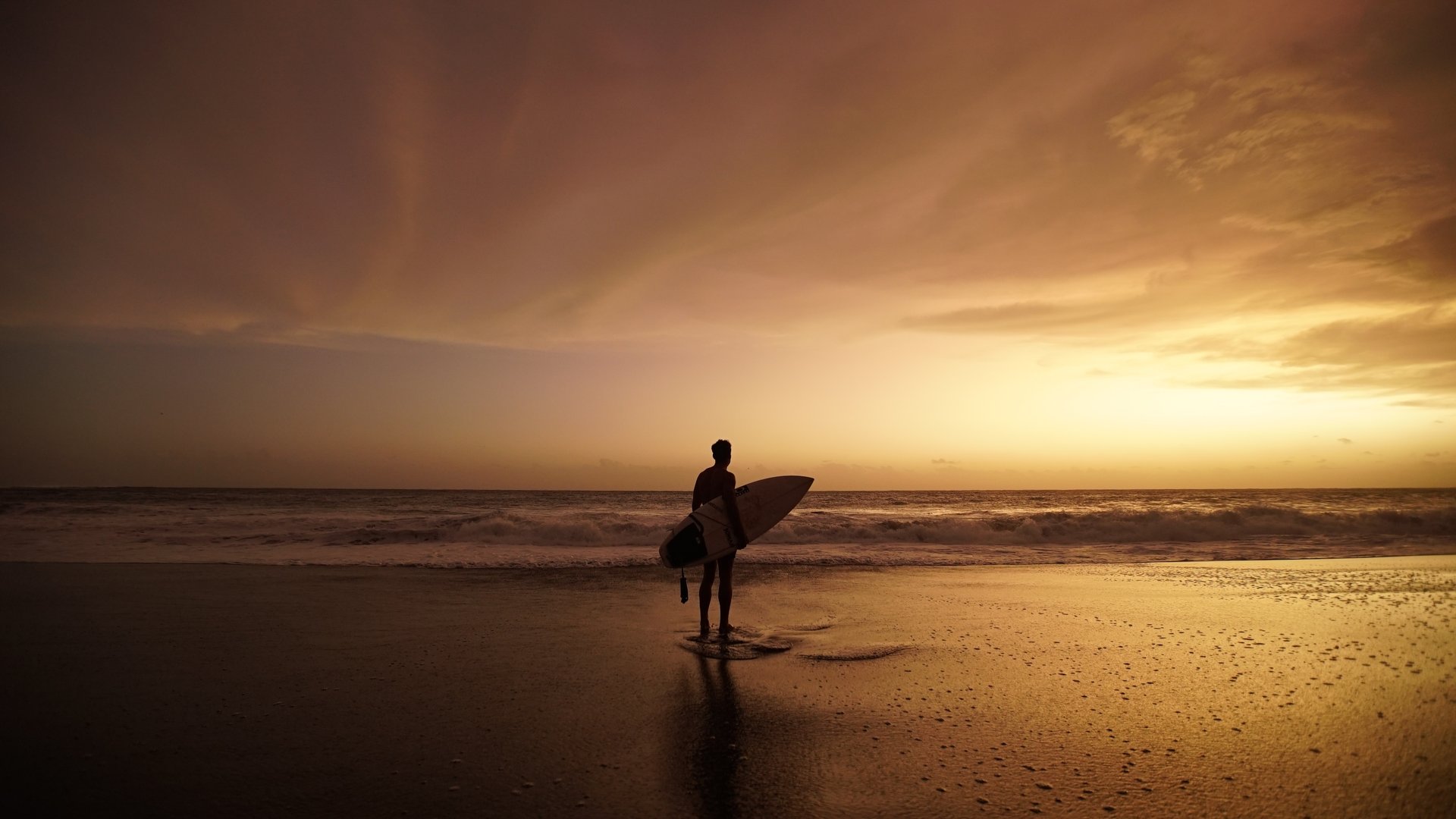 Surf sur l'île de la Réunion au coucher de soleil