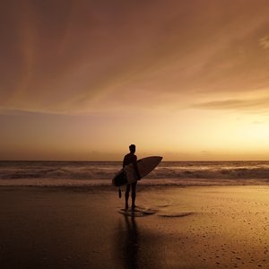 Surf sur l'île de la Réunion au coucher de soleil
