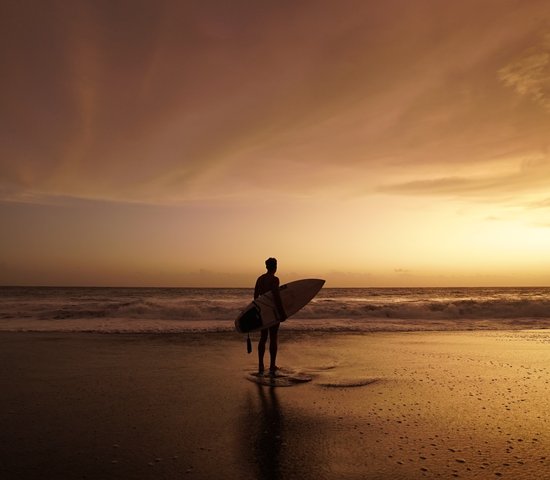 Surf sur l'île de la Réunion au coucher de soleil