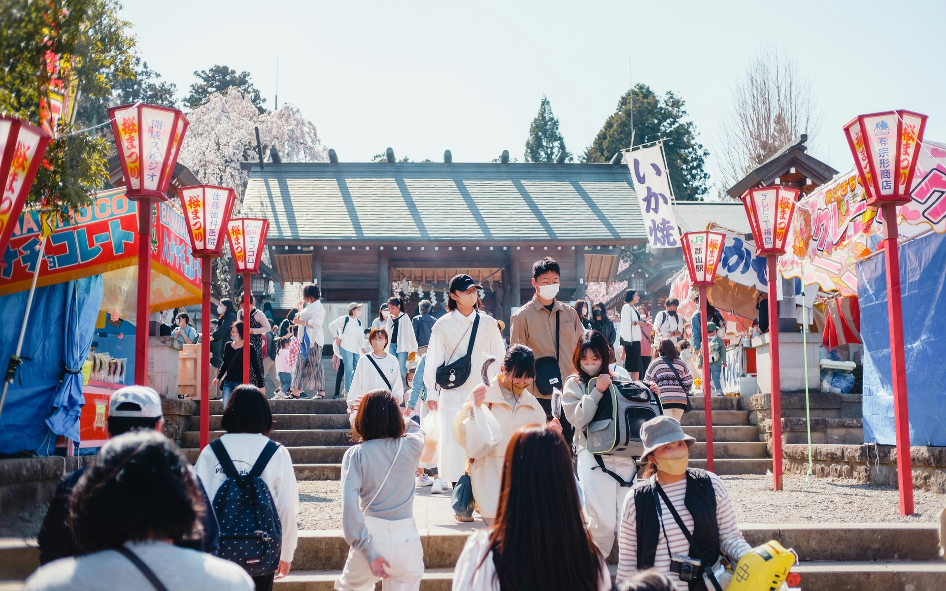 Groupe devant un bâtiment à Fukushima, Japon