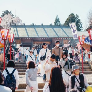 Groupe devant un bâtiment à Fukushima, Japon