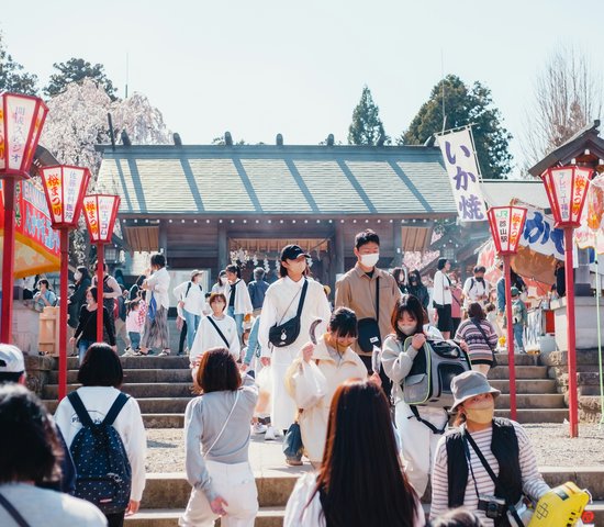 Groupe devant un bâtiment à Fukushima, Japon