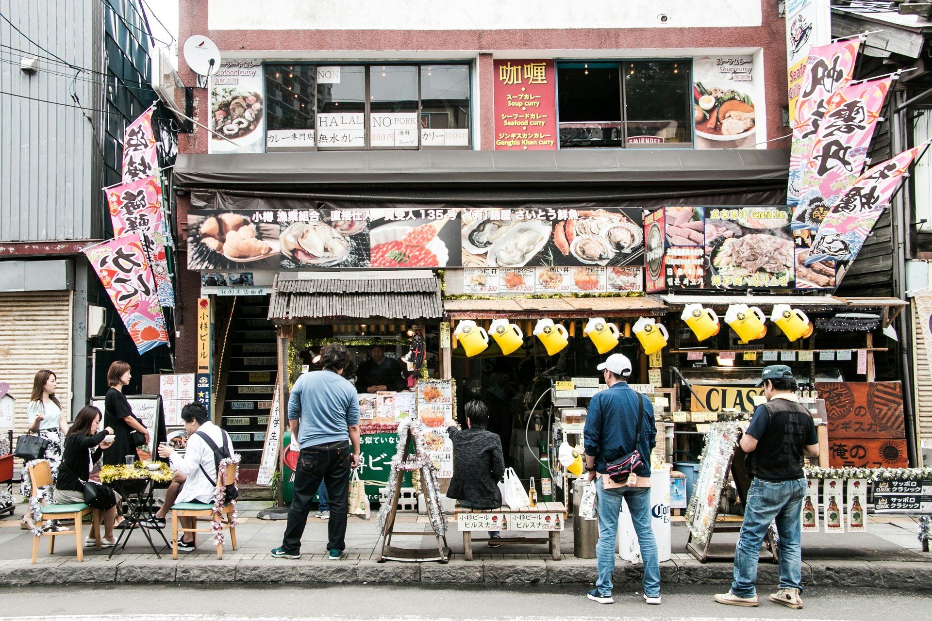 Personnes devant un magasin à Hokkaido, Japon