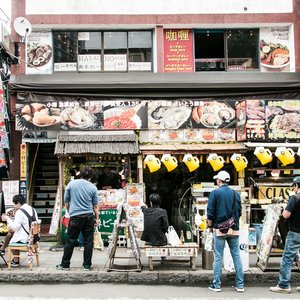 Personnes devant un magasin à Hokkaido, Japon