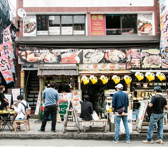 Personnes devant un magasin à Hokkaido, Japon