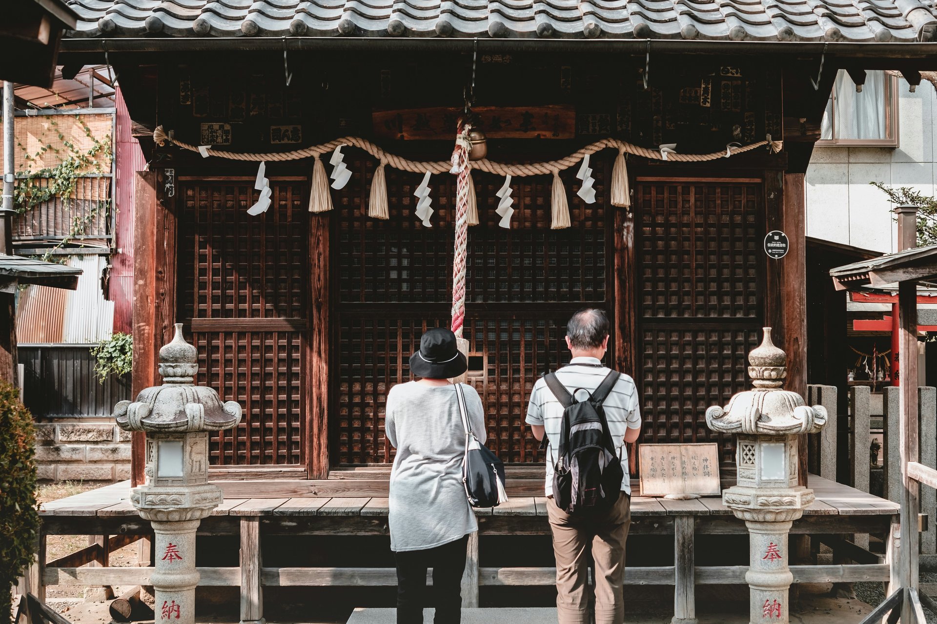 Couple devant un temple à Kawagoe, Japon