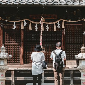 Couple devant un temple à Kawagoe, Japon