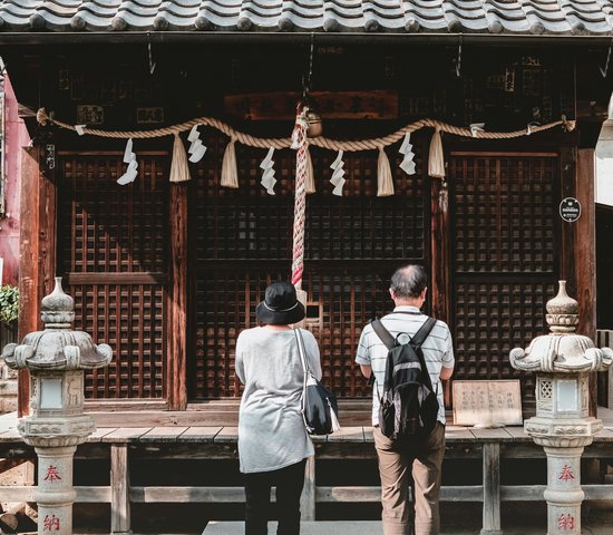 Couple devant un temple à Kawagoe, Japon