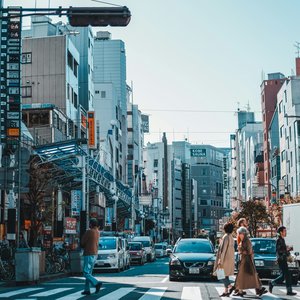 Passants sur un passage piétons, entourés d'immeubles dans la ville de Kobe, Japon