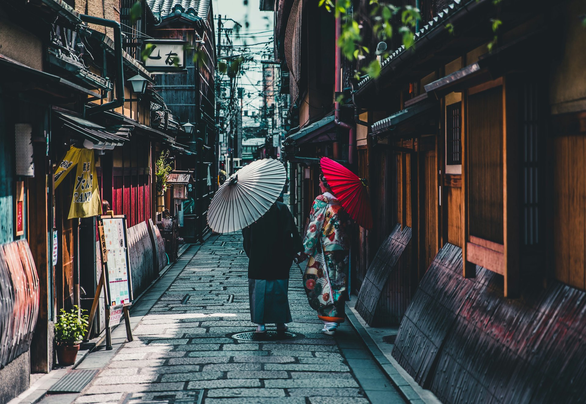 Couple dans une rue à Tokyo, Japon