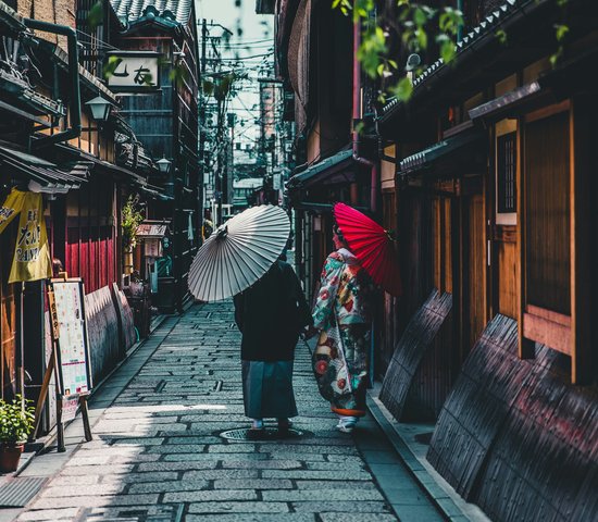 Couple dans une rue à Tokyo, Japon