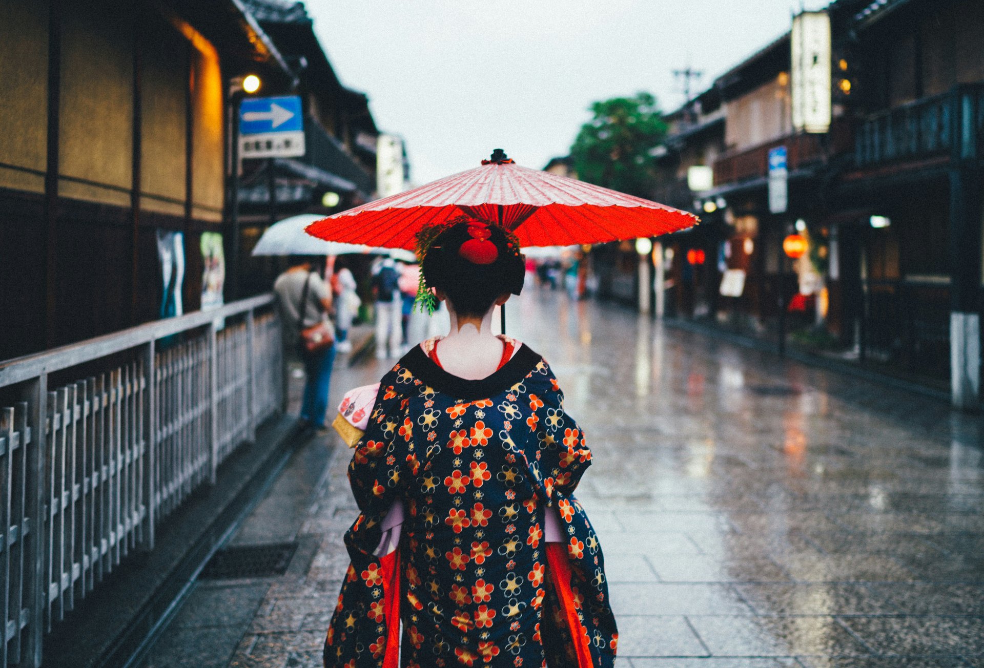 Femme de dos tenant un parapluie à Kyoto, Japon