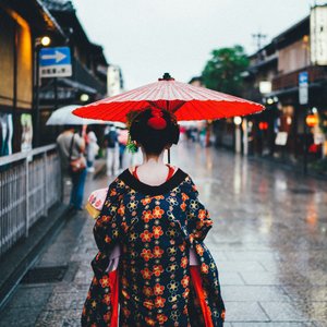 Femme de dos tenant un parapluie à Kyoto, Japon