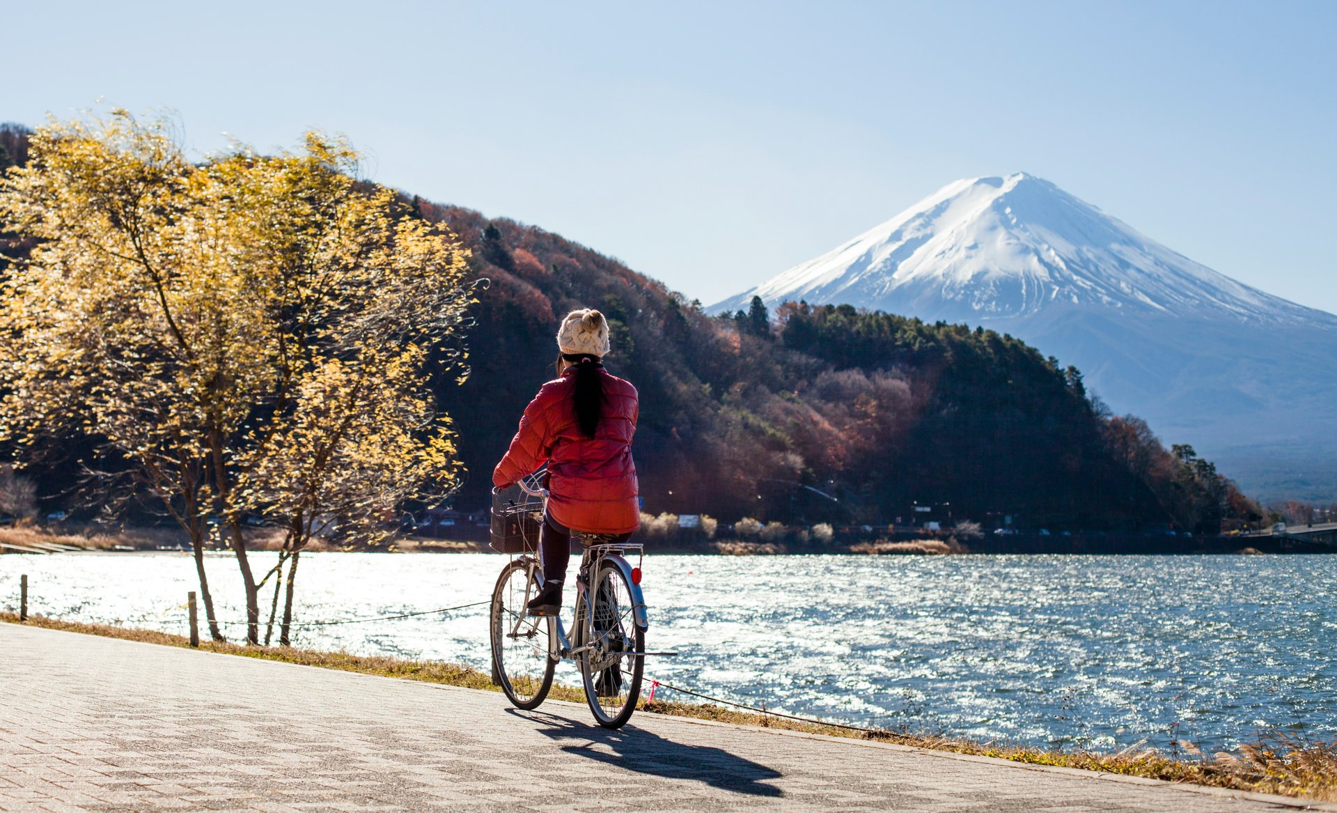 Femme faisant du vélo devant le mont Fuji, Japon