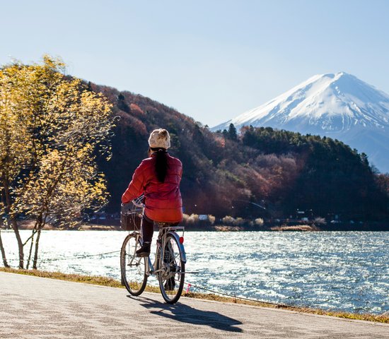 Femme faisant du vélo devant le mont Fuji, Japon