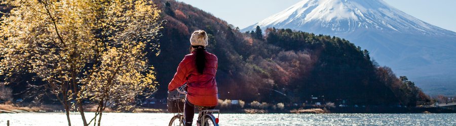 Femme faisant du vélo devant le mont Fuji, Japon