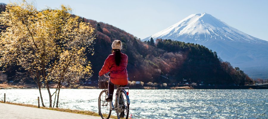 Femme faisant du vélo devant le mont Fuji, Japon