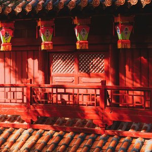 Temple rouge à Okinawa, Japon