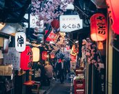 japon omoide yokocho piss alley  shinjuku district tokyo
