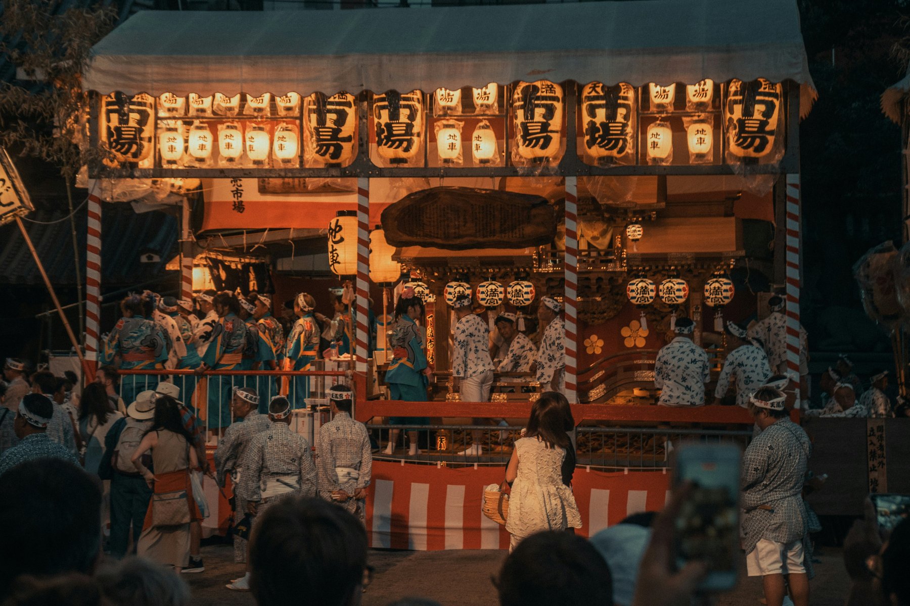 Groupe de personne à un carnaval à Osaka, Japon