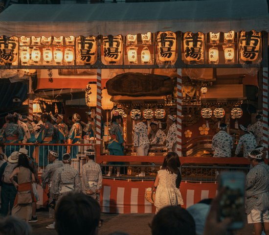 Groupe de personne à un carnaval à Osaka, Japon