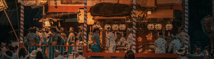 Groupe de personne à un carnaval à Osaka, Japon