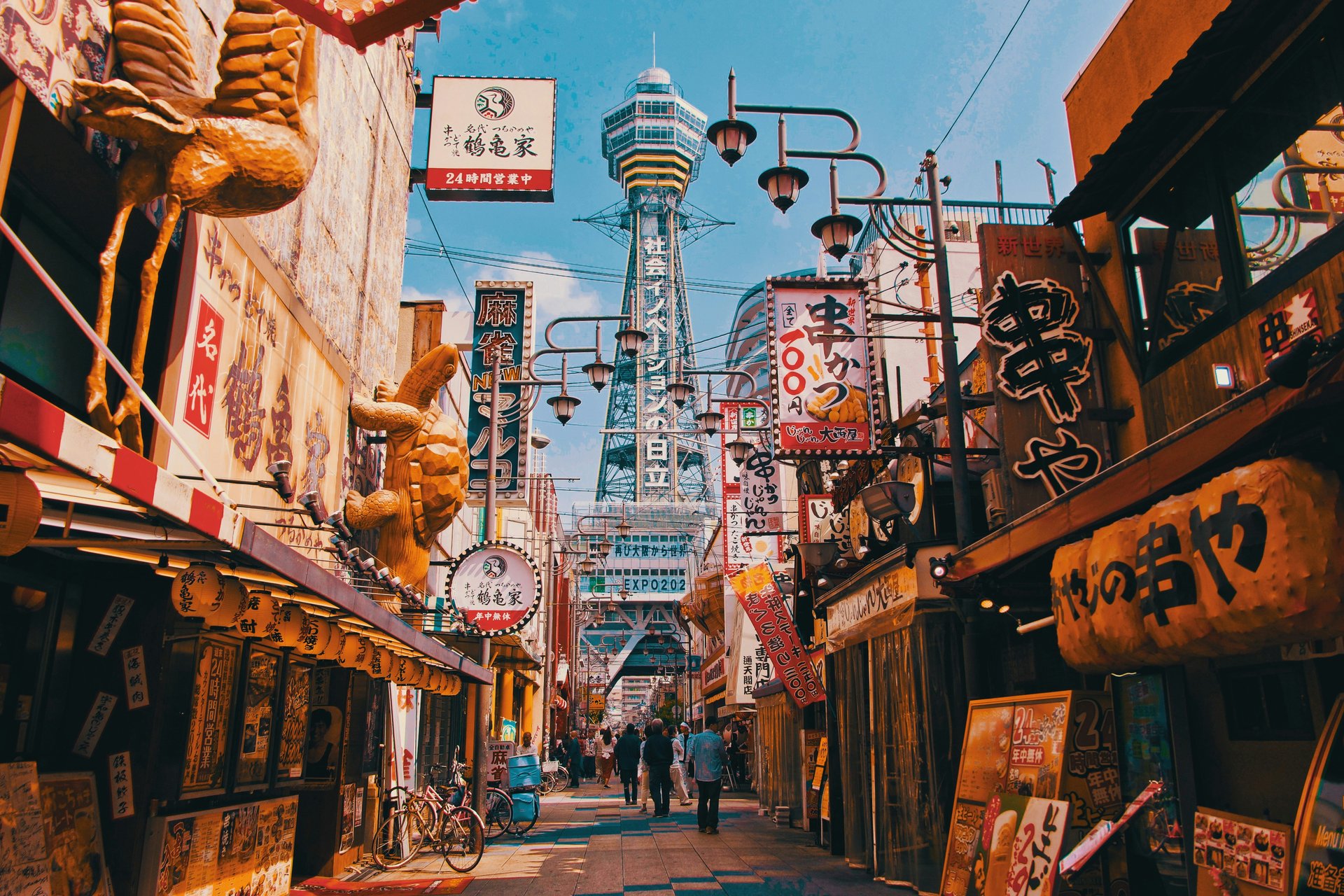 japon osaka passant dans une rue