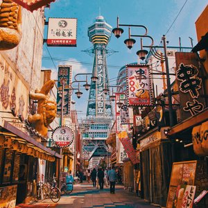 japon osaka passant dans une rue